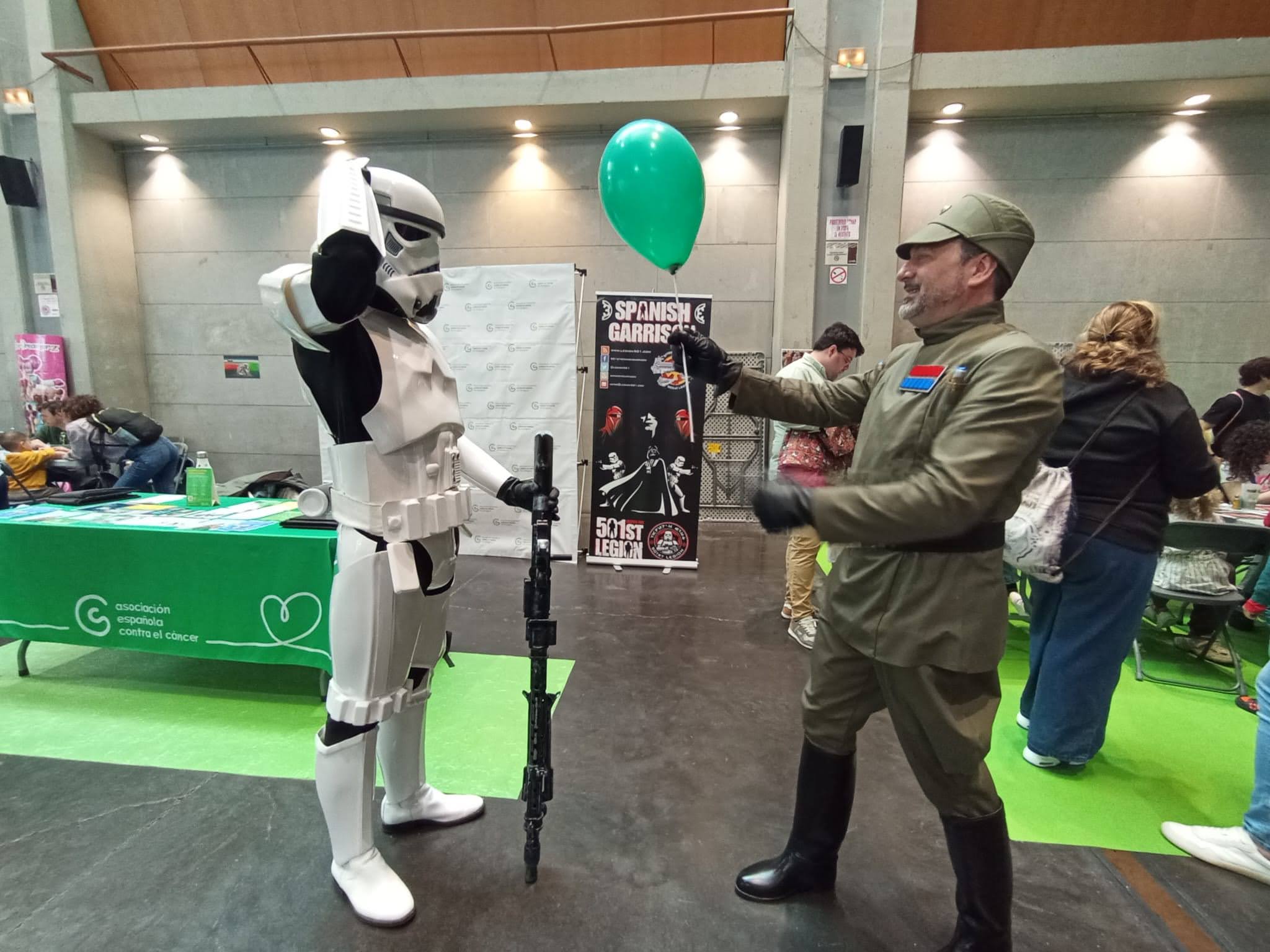 Menuda Feria con AECC y Fundación Vicente Ferrer. Mi Cadete estrena su nuevo traje Stormtrooper ANH!!! - Foto 1